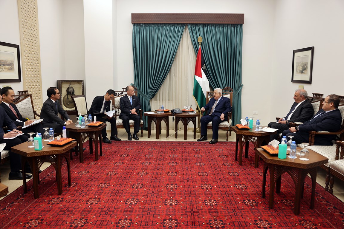 الرئيس محمود عباس خلال استقباله نائب وزير الخارجية الياباني تكاجي كي والوفد المرافق له (تصوير: ثائر غنايم)